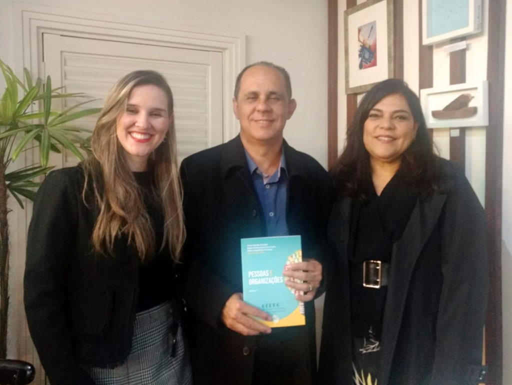 Organizadores da publicação: Débora Kirchmair, Cristina Drumond e Victor Paradela