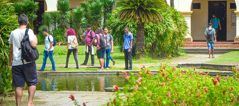 Maioria de estudantes é preta ou parda, vem de escola pública e tem renda baixa